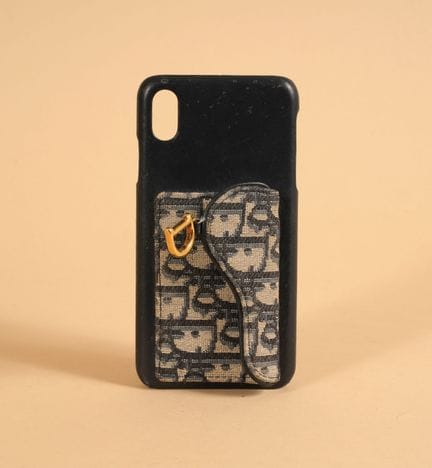* DIOR
皮质 iPhone 保护壳及 Oblique 帆布 Saddle 小包（16 x 7.