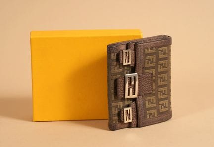 * FENDI 
双翻盖随身钱包，采用Zucca帆布与棕色粒面皮革制成，内含卡包（原包装盒、防尘袋）