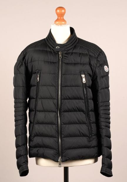 * MONCLER
PIUMINO in poliammide nero imbottito in 