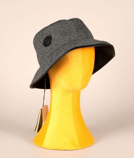 * GUCCI (2023)
MEN'S WOLN BEANIE featuring a black