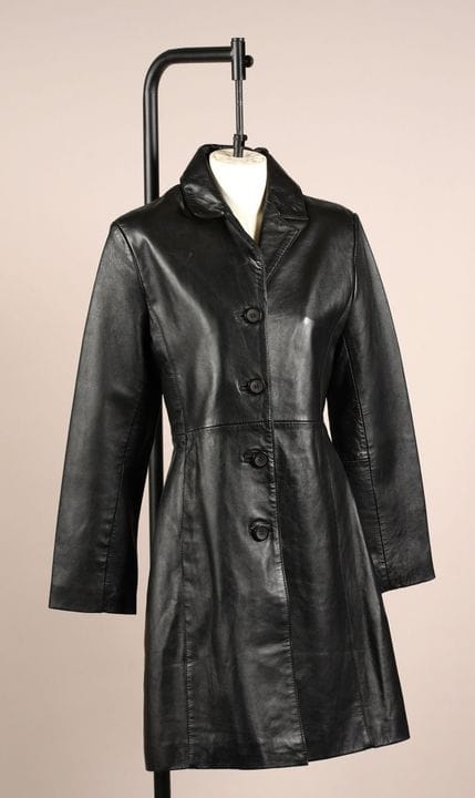 * EMPORIO ARMANI
CAPPOTTO in pelle nera, monobotto