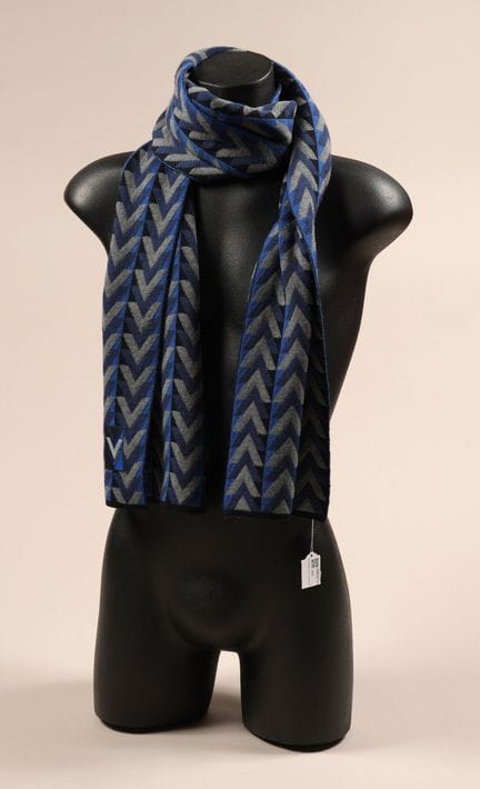 * LOUIS VUITTON 
Men's knitted wool scarf in shade