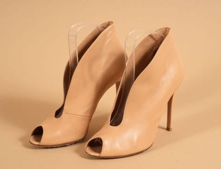 * GIANVITO ROSSI
PAI di scarpe alte in pelle beige