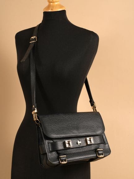 * PROENZA SCHOULER 
BORSA "PS11" in pelle nera rig