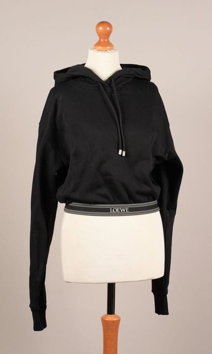 * LOEWE
Felpa con cappuccio corta in felpa nera, e