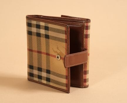 * BURBERRY
迷你钱包兼卡包，采用格纹涂层帆布与干邑色皮革制成（11 x 10.5 厘米）（