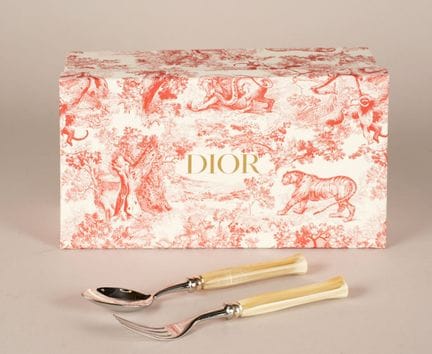 * 克里斯汀·迪奥（CHRISTIAN DIOR）由玛丽亚·格拉齐亚·基乌里（MARIA GRAZI