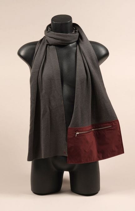 * HERMES
Men's scarf in graphite-colored cashmere 