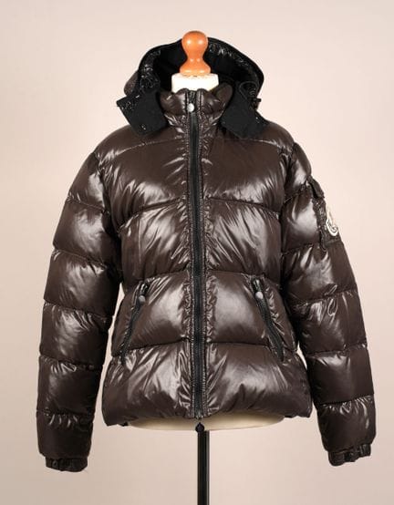 * MONCLER
Piumino con cappuccio staccabile in poli