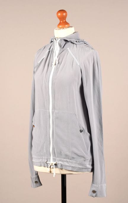 * CHANEL
GIACCA con cappuccio in seta grigio-blu, 