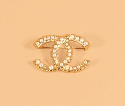 CHANEL DE VIRGINIE VIARD (2024)
 BROCHE «CC» de me