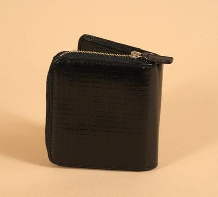 * GIVENCHY 
紧凑型光面小牛皮钱包，饰有黑色品牌标识：兼具零钱袋和卡包功能（10 x 11