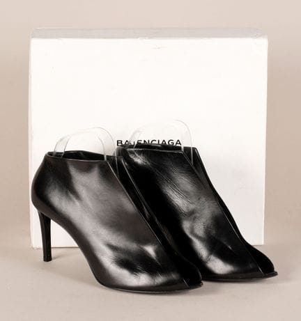 * BALENCIAGA DI DEMNA GVASALIA
PAI di scarpe con s