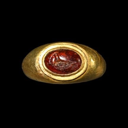 Anello bizantino antico in oro e granato con motiv