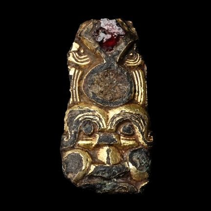 Montatura anglosassone in bronzo dorato con granat