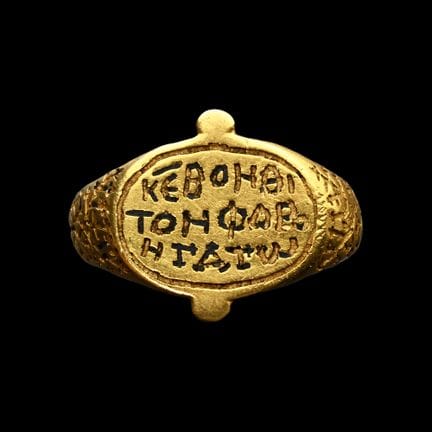 Anello in oro di stile veneto-bizantino con iscriz