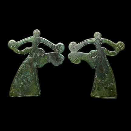 Paire d’embouts de bronze scythes en forme de tête