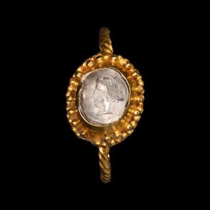 Bague romaine en or sertie d’un quartz et représen