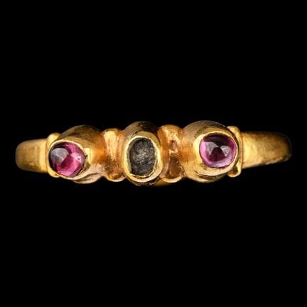 Medieval Gold Fede Ring with Amethysts. The Kal No