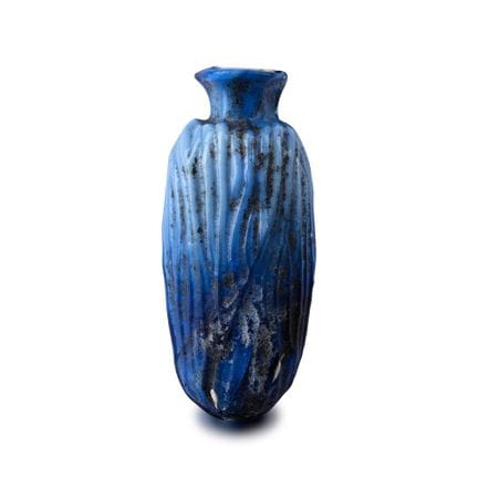 Grande fiole romaine en verre bleu foncé représent