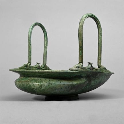 Grand vase-panier romain en bronze à anses pivotan