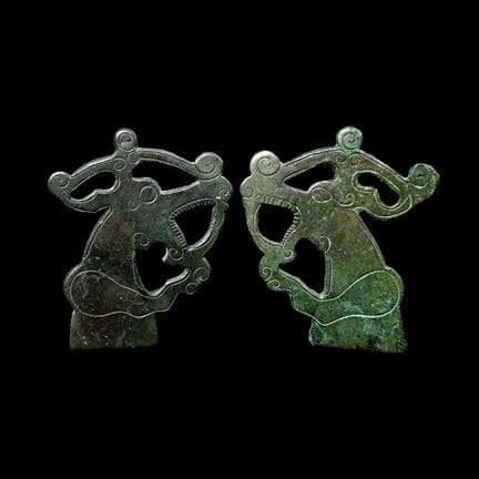 Paire de protomés scythes en bronze représentant d
