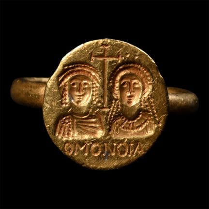 Anello nuziale bizantino in oro con iscrizione. Ci