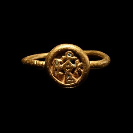 Bague byzantine en or avec tétragramme gravé. Coll
