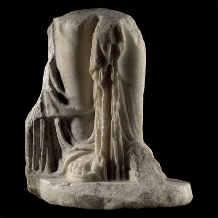 Grande partie inférieure d’une statue romaine en m