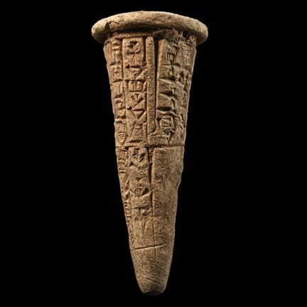 Cono di terracotta sumero proveniente da Lagash. C