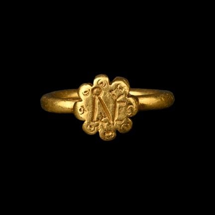 Bague byzantine massive en or avec monogramme. Col