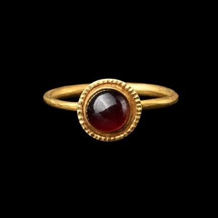 Anello bizantino in oro con granato a cabochon. Ci