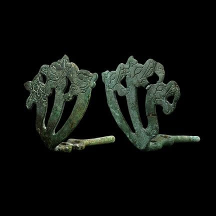 Paire de joues de bride scythes en bronze ornées d