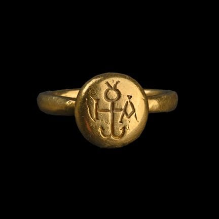 Anello bizantino massiccio in oro con monogramma. 