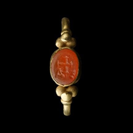 Anello bizantino in oro con gemma di corniola e cr