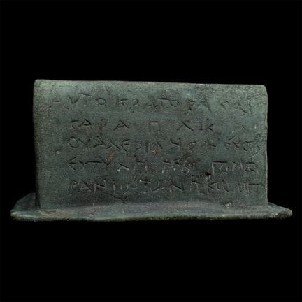 Socle de statue romaine en bronze portant une insc
