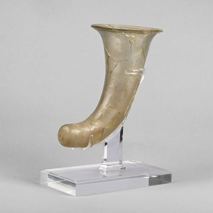 Très grand rhyton en verre parthe. Anciennement de