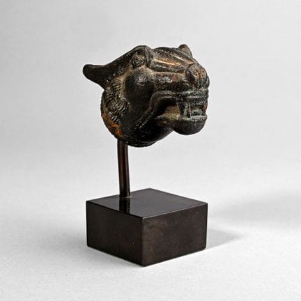 Protomo di leone in bronzo di Amlash. VIII-VI seco