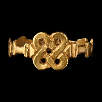 Anello bizantino in oro con motivo a nodo traforat