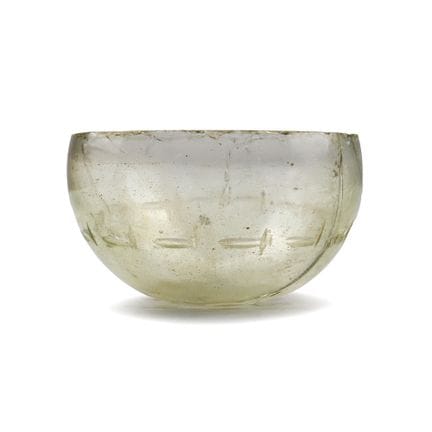 Bol romain en verre translucide orné d'un motif ta