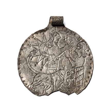 Ciondolo in argento di Urartu raffigurante Khaldi,