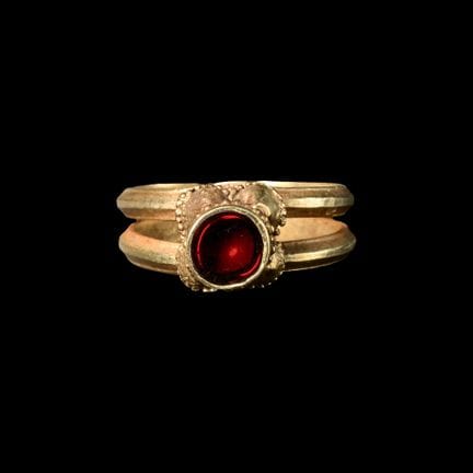 Anello architettonico bizantino in elettro con gra