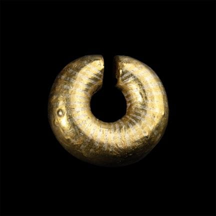 Anello monetario in oro a fasce risalente alla tar
