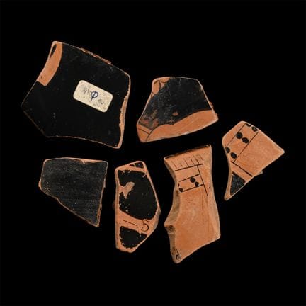 Collezione di frammenti di vasi greci a figure ros
