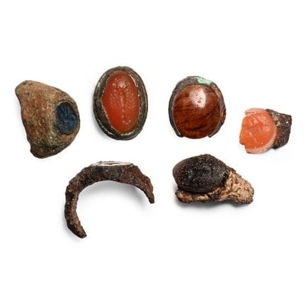Gruppo di anelli romani in bronzo e ferro con cast