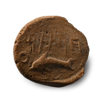 Bulla fenicia in terracotta con delfino. V secolo 
