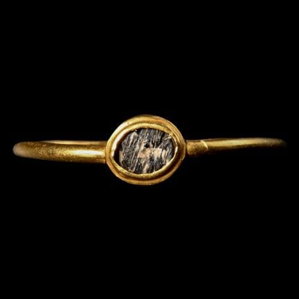 Roman Gold Ring with Glass Inlay. Circa 1st-2nd ce