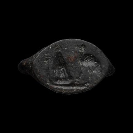 Anello greco in bronzo con uccello e altare. Circa