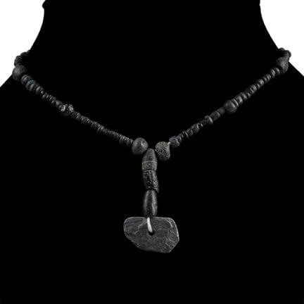 Collana con perline in vetro nero di tipo romano e