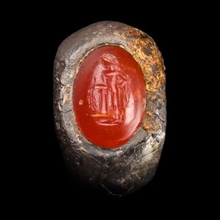 Anello romano in argento con gemma raffigurante Ap